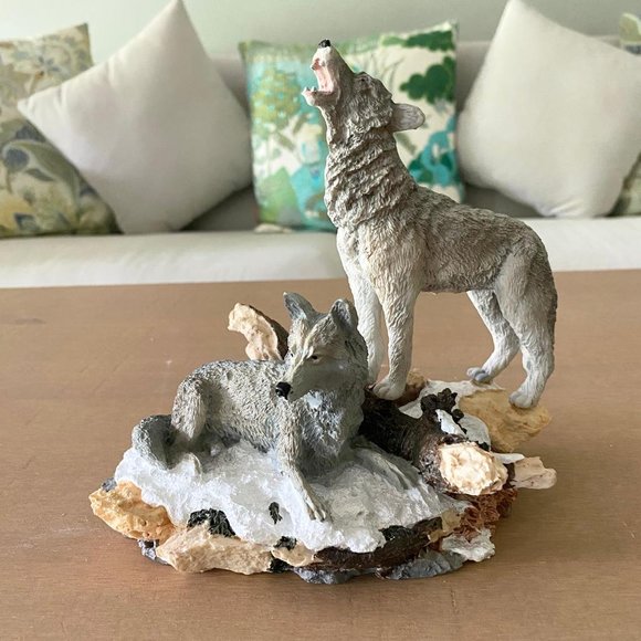 Howling And Sitting Wolves Figurine Sculpture - Picture 1 of 12